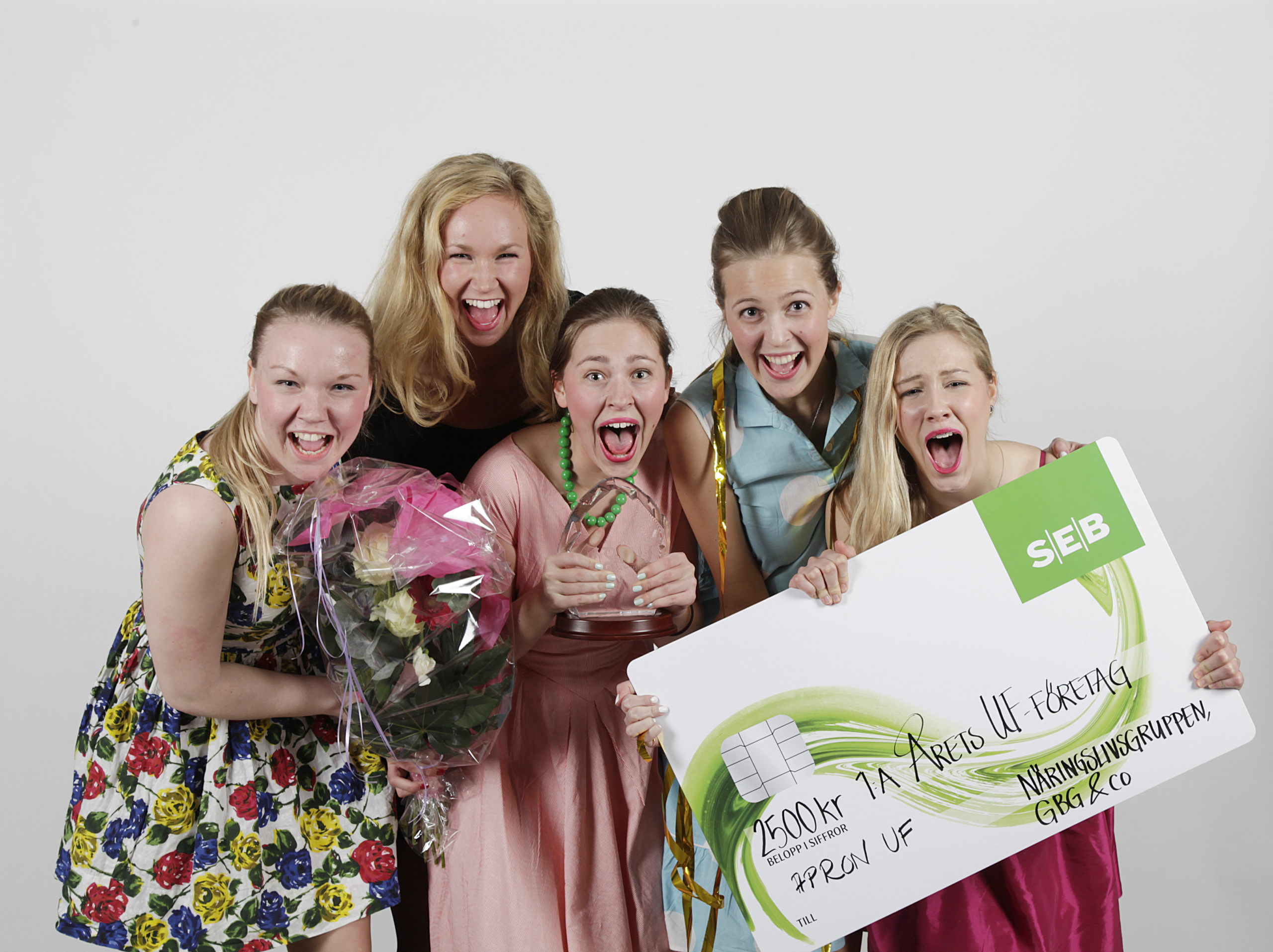 Fem tjejer firar att de vunnit pris i UF - ung företagsverksamhet