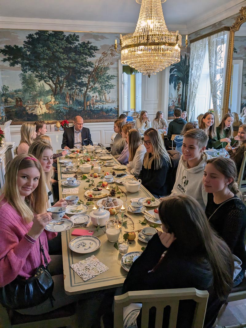 Elever och rektor dricker tea och samtalar kring LM Engströms gymnasium